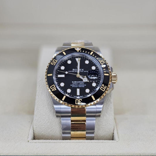 Rolex Submariner Date, Oystersteel and Yellow Gold, Black